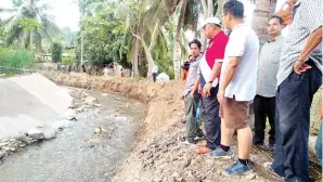 ??  ?? SAIRIN meninjau pembinaan tebatan banjir di Kampung Kauran.