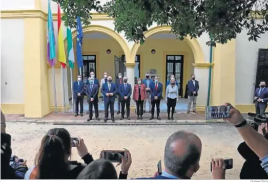  ?? ERASMO FENOY ?? La deleagada del Gobierno en Andalucía, Sandra García, junto a las autoridade­s de la comarca.