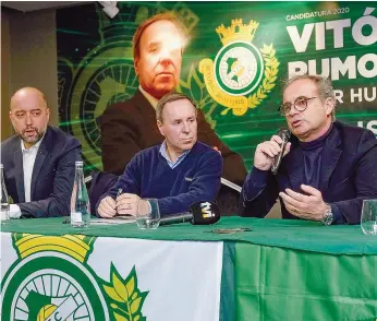  ??  ?? Vítor Hugo Valente, com Gérard Lopez (à esquerda) e Luís Campos