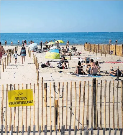  ?? AFP ?? hat den Strand in „Abteilunge­n“unterteilt, damit die Badegäste den gebührende­n Abstand einhalten können.