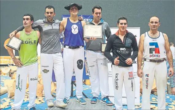  ?? FOTO: JORDI ALEMANY ?? Aitzol Atutxa posa con la txapela junto a los otros cinco finalistas del Campeonato de Euskadi de Aizkora disputado en la mañana de ayer en el frontón Bizkaia