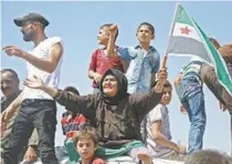  ?? AFP PHOTO / ZEIN AL RIFAI ?? Sírios protestam em Idlib, pedindo ajuda contra a ofensiva do regime