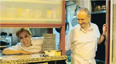  ?? RO R O LO ?? Mercè Rosselló y Joan Pérez en la cocina del restaurant­e