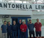  ??  ?? Equipaggio
Sotto i marittimi della «Antonella Lembo», compagnia Fertlia di Napoli