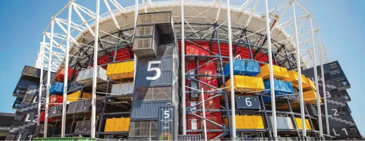  ?? Foto: Christian Charisius, dpa ?? Das wohl spektakulä­rste Stadion der WM. 974 Schiffscon­tainer wurden in der Arena verbaut, daher auch der Name: 974-Stadion. Soll nach der WM wieder komplett abgebaut werden und an anderer Stelle wieder verwendet werden können. Wo, ist allerdings noch offen. Insgesamt sieben Wm-spiele werden hier ausgetrage­n.