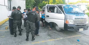  ??  ?? ACCIÓN. Los policías militares registraro­n a los pasajeros de los buses.