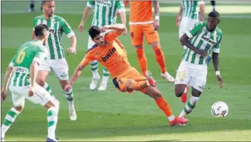  ??  ?? Guedes chuta a puerta entre Canales, Víctor Ruiz y Emerson en el primer gol del Valencia.
