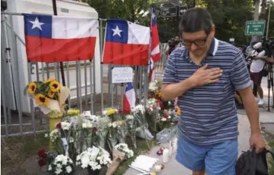  ?? EFE ?? Chilenos comenzaron a dejar ofrendas en la residencia donde vivía el exmandatar­io