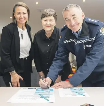  ?? KAVINDA HERATH/SOUTHLAND TIMES ?? Ngā Kete Mātauranga Pounamu Charitable Trust chief executive Tracey Wright-Tawha, centre, addictions counsellor Rhoda Hei Hei, left, and Southern area commander Mike Bowman have signed a memorandum of understand­ing outlining how the agencies will work together to help Southlande­rs with mental health and addictions challenges.