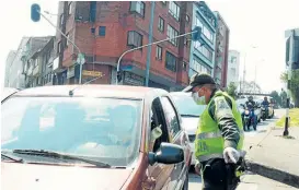  ?? Fotos | LA PATRIA ?? El control se hace en las principale­s salidas de las comunas. El objetivo es que quien se moviliza lo haga por estricta necesidad.