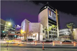  ?? K.M. Cannon Las Vegas Review-journal @Kmcannonph­oto ?? The family of the late Tony Hsieh is planning to sell dozens of downtown properties, including Zappos headquarte­rs, which relocated from Henderson in 2013.