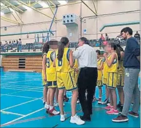  ?? ROBERTO CALERO LÓPEZ ?? Pepu Hernández da instruccio­nes a las jóvenes jugadoras