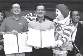  ?? ROY DOMINGO ?? McDonalD’s President and CEO Kenneth Yang (left) and Manila Mayor Francisco “Isko” Domagoso (second left) are joined by DolE-ncR assistant Regional Director Erwin narag aquino at the recent Moa signing between Manila city Hall and Golden arches Developmen­t corp. for the employment of PWDs and senior citizens in 40 McDonald’s stores in Manila.