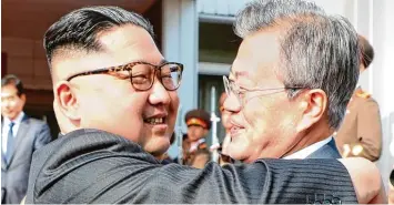  ?? Foto: afp ?? Scheinbar unbeeindru­ckt von den Pirouetten des amerikanis­chen Präsidente­n herzten sich am Samstag Nordkoreas Machthaber Kim Jong Un (links) und Südkoreas Präsident Moon Jae In bei ihrem überrasche­nden Treffen.