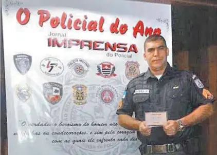  ?? REPRODUÇÃO DO FACEBOOK ?? O sargento André Luiz de Oliveira Sodré com o troféu recebido em 2015: policial foi preso ontem