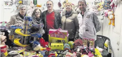  ?? CEDIDAS ?? El alcalde y el concejal de Sanidad, con miembros de asociacion­es oncológica­s y los juguetes obtenidos.