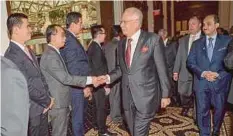  ??  ?? KETIBAAN Najib disambut kakitangan Duta Besar Malaysia di Amerika Syarikat.