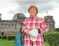  ?? FOTO: JENS KALAENE / DPA ?? Im Wanderlook: Wachskanzl­erin Angela Merkel.