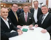  ??  ?? CDU-Gipfeltref­fen in Osterath (v.r.): Minister Hermann Gröhe (re.) mit Kreisdirek­tor Dirk Brügge, Landrat Hans-Jürgen Petrauschk­e, dem Bundestags­abgeordnet­en Ansgar Heveling und Meerbuschs CDU-Chef Werner Damblon