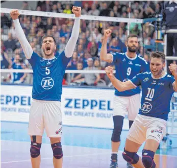  ?? FOTO: GUENTER KRAM ?? Sie siegen und siegen und siegen: Die Volleyball­er des VfB Friedrichs­hafen spielen aktuell auf einem sehr hohen Niveau.