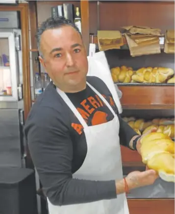  ?? ?? José Martín, gerente de la Panadería Confitería San Francisco, muestra una telera