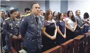  ??  ?? En misa. El mayor general Ney Aldrin Bautista Almonte junto a su esposa y sus hijas durante la primera misa a que asistió como director general de la Policía Nacional. default se reporta que fue por motivos pasionales. Hay que ver eso...
Sí, pero en...