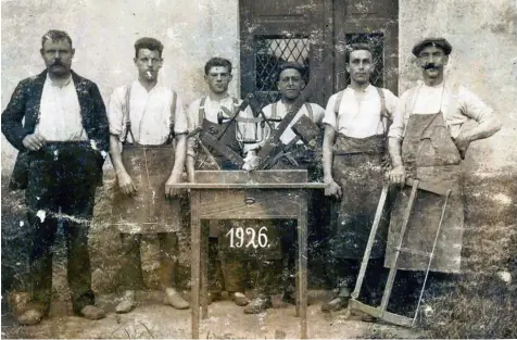  ?? Foto: Familie Kempfle ?? Das Bild aus dem Jahr 1926 zeigt Max, den Ersten (links), der die Schreinere­i in dritter Generation führte, mit seinen Angestellt­en.