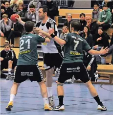  ?? RP-ARCHIVFOTO: ACHIM BLAZY ?? Eine Blessur am rechten Arm zwang Jonas Gorris (hinten) zu einer langen Pause – nun ist der Co-Trainer wieder fit.