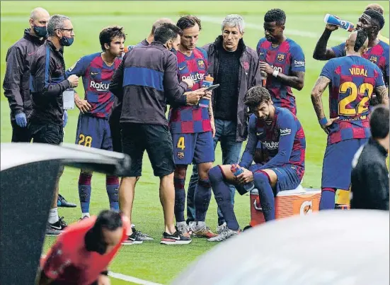  ?? STR / AFP ?? UNA SITUACIÓN LÍMITE
Eder Sarabia, segundo de Quique Setién, da instruccio­nes a los jugadores durante una pausa para hidratarse en el Celta-barça