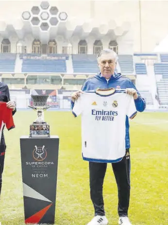  ?? //VALENTÍ ENRICH ?? Carlo Ancelotti y Marcelino mantuviero­n un encuentro más que cordial en la fotografía oficial previa a la final de la Supercopa que Athletic y Real Madrid dirimirán esta tarde en el Rey Fahd de Riad