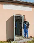 ?? Foto: Regina Langhans ?? Wasserwart Thomas Häfer am Häuschen über den Trinkwasse­rspeichern in Bel lenberg.