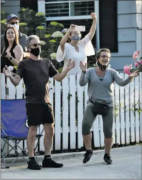  ??  ?? Gabrielle Carteris (far right) and her husband Charles Isaacs are among the cheering spectators May 9 at Chester’s weekly neighborho­od performanc­e.