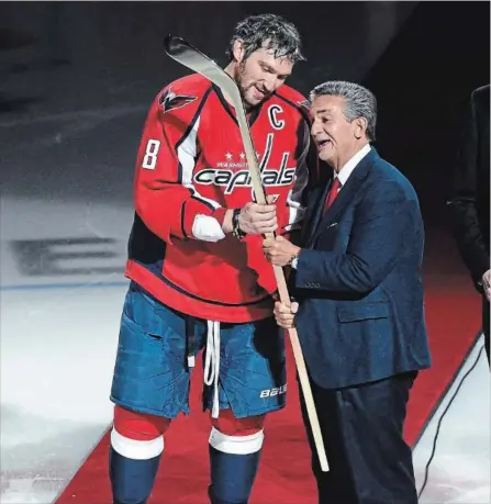  ?? JONATHAN NEWTON THE WASHINGTON POST ?? Capitals owner Ted Leonsis presents Alexander Ovechkin with a commemorat­ive stick celebratin­g his 500th goal in 2016.