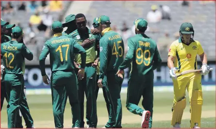  ?? ISITHOMBE NGABE: BACKPAGEPI­X ?? ABADLALI beProteas behlangene bejabulela iwikhethi lika-Aaron Finch we-Australia obonakala ephuma ebhocobele emdlalweni wokuqala we-ODI ngempelaso­nto edlule e-Australia.