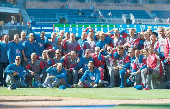  ??  ?? Los boricuas posaron para esta foto posterior al partido contra Venezuela, replicando el acto de frotarse el cabello pintado de rubio.