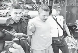  ?? — Gambar Bernama ?? DIREMAN: Suspek kes bunuh tiga beradik (dua kanan) diiringi anggota polis di Mahkamah Majistret Teluk Intan direman selama tujuh hari bermulai semalam sehingga 24 Mei.