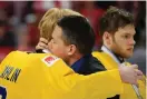  ?? Bild: JOEL MARKLUND ?? Förbundska­ptenen Thomas Montén kramar om Rasmus Dahlin efter finalförlu­sten i JVM.