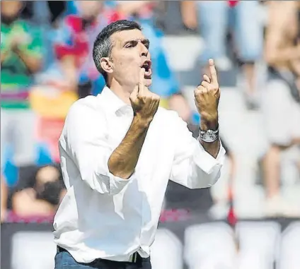  ?? FOTO: EFE ?? Muñiz corrige a sus jugadores durante el partido del pasado fin de semana contra el Valencia. El derbi se saldó con empate