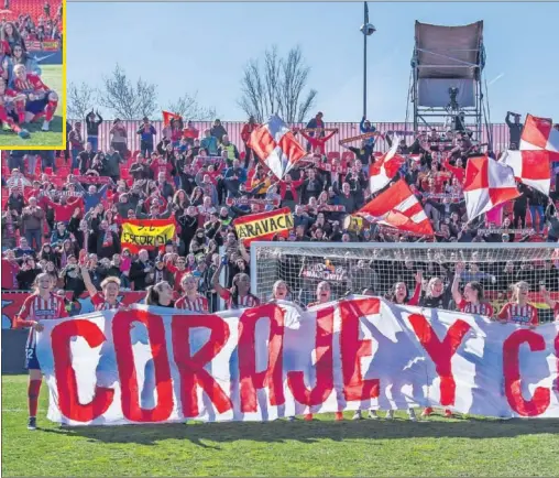  ??  ?? CON LA AFICIÓN. Las jugadoras del Atlético celebraron con un tifo con la leyenda ‘Coraje y corazón’ junto a uno de los fondos en un Cerro del E