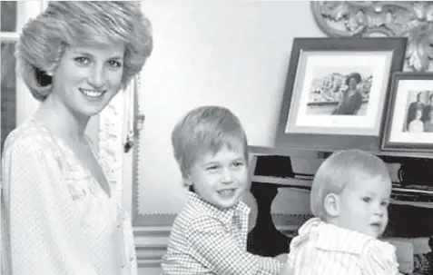  ??  ?? O Diana junto a sus hijos William y Harry