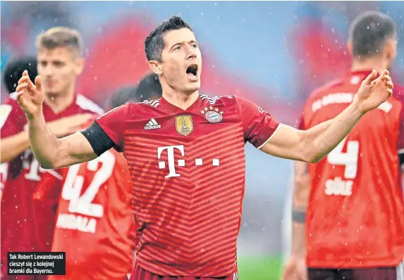  ??  ?? Tak Robert Lewandowsk­i cieszył się z kolejnej bramki dla Bayernu.