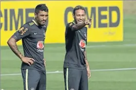 ?? FOTO: AP ?? Paulinho y Neymar, sonrientes en el entrenamie­nto de Brasil antes de ir a Bolivia