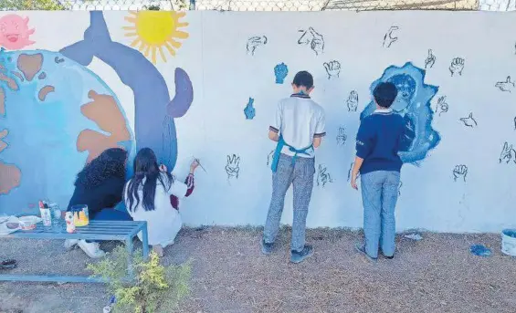  ?? FOTOS AURELIO MAGAÑA ?? El niño (el del dibujo) es sordomudo, está en azul y de igual forma las manos son azules.