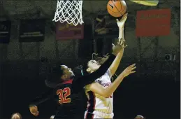  ?? BRANDON VALLANCE – SANTA CRUZ SENTINEL ?? Stanford guard/forward Haley Jones, a Santa Cruz resident, goes up for a layup against USC on Sunday at Kaiser Permanente Arena in Santa Cruz.