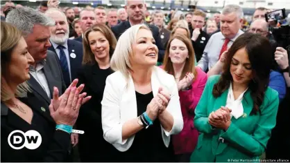  ?? ?? Sinn Fein's vice president and lead candidate, Michelle O'Neill (C), could become first minister