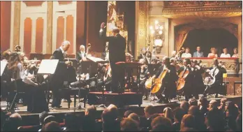  ??  ?? ÁLBUM FAMILIAR. Uno de los grandes conciertos de la historia de Astor Piazzolla fue su llegada al Teatro Colón, que la leyenda siempre vivió de una forma muy intensa y recordó como un periencia única. Su familia: con sus nietos, hijos y más. Junto a Laura Escalada de Piazzolla, impulsora de la Fundación Piazzolla. Con su nieto cuando pequeño, Daniel “Pipi” Piazzolla.