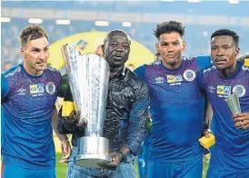  ?? /Lefty Shivambu/Gallo Images ?? SuperSport United coach Kaitano Tembo, second left, with Bradley Grobler, left, Clayton Daniels, second right, and Thamsanqa Gabuza celebrate their MTN8 final victory over Highlands Park at Orlando Stadium on Saturday.