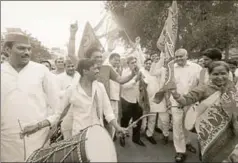  ?? SUNIL GHOSH/HT ?? Samajwadi Party members celebrate their win against the BJP in Phulpur and Gorakhpur Lok Sabha byelection­s, Noida, on Wednesday