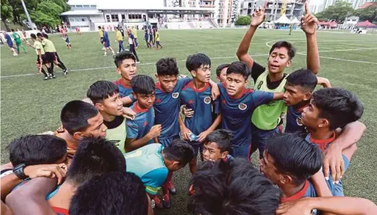  ?? PIC BY SADDAM YUSOFF ?? AMD Malaysia Cougars Under-14 players celebrate their victory over PSG in the semi-finals of the SuperMokh Cup in Bukit Jalil yesterday.
