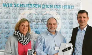  ?? Foto: Teresa Leopold ?? Die Preise an Marion Lange-kohlmann und Peter Wucher übergab Holger Böhmeke, Marketingl­eiter bei der Augsburger Allgemeine­n (rechts).